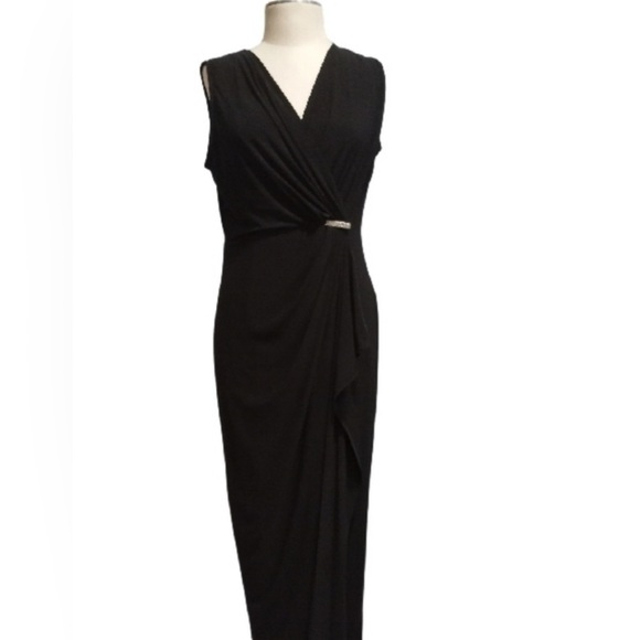 Elegant Black Sleeveless Dress with Gold Waist Clip - Picture 1 of 7